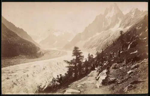 Fotografie unbekannter Fotograf, Ansicht Chamonix, Gletscherzunge des Mont Blanc zieht sich ins Tal