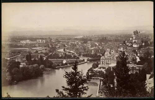 Fotografie unbekannter Fotograf, Ansicht Thun, Blick entlang des Flusses auf die Stadt