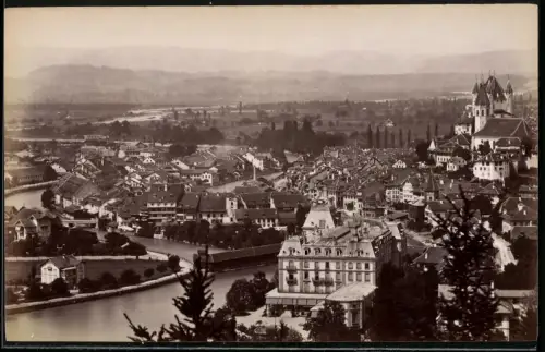 Fotografie unbekannter Fotograf, Ansicht Thun, Blick auf die Stadt mit dem Schloss
