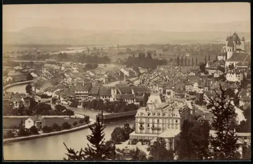 Fotografie unbekannter Fotograf, Ansicht Thun, Ortspartie mit Schloss und Häusern