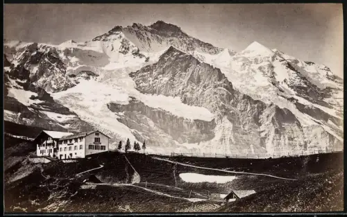 Fotografie unbekannter Fotograf, Ansicht Kl. Scheidegg, Hotel auf dem Berg mit Jungfrau