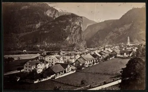 Fotografie unbekannter Fotograf, Ansicht Thusis, Ortspartie mit Bergen