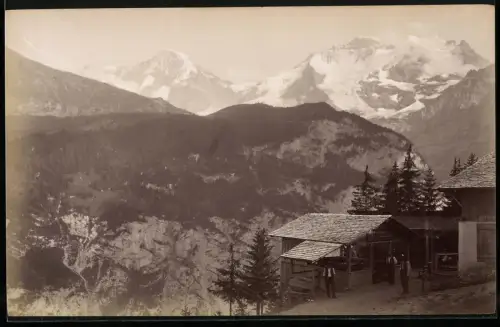 Fotografie unbekannter Fotograf, Ansicht Mürren, Blick vom Gasthaus Joh. v. Almen nach dem Breithorn