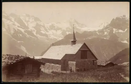 Fotografie unbekannter Fotograf, Ansicht Mürren, englische Kapelle mit Blick nach dem Breithorn