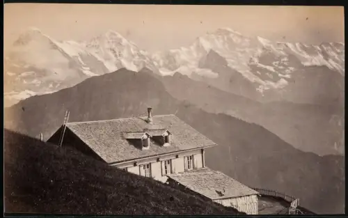 Fotografie unbekannter Fotograf, Ansicht Schynige Platte, Blick auf das Gasthaus und die Berge