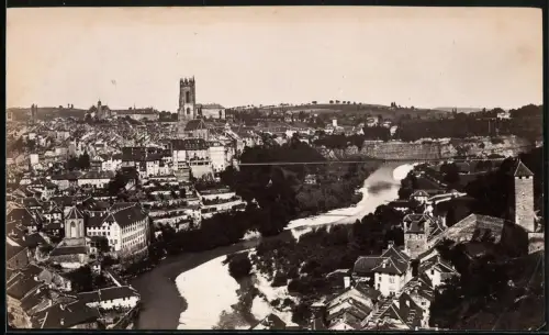 Fotografie unbekannter Fotograf, Ansicht Fribourg, Stadtansicht mit Blick zur Kirche