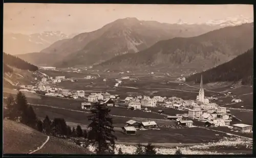 Fotografie unbekannter Fotograf, Ansicht Davos, Blick in das Tal mit Kirche