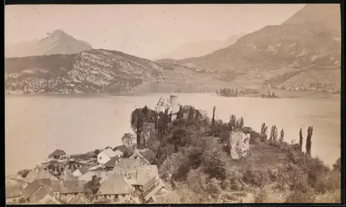 Fotografie unbekannter Fotograf, Ansicht Duingt, Teilansicht des Ortes mit dem Schloss