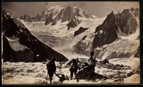 Fotografie unbekannter Fotograf, Ansicht Chamonix, Bergsteiger auf dem Mont Blanc Gletscher