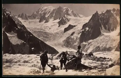 Fotografie unbekannter Fotograf, Ansicht Chamonix, Bergsteiger erklimmen den Mont Blanc Gletscher
