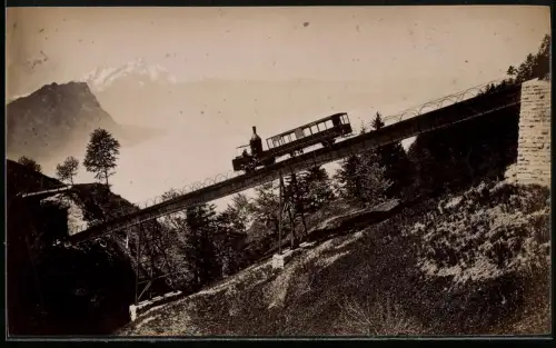 Fotografie Fotograf unbekannt, Abfahrt der Rigi Bahn