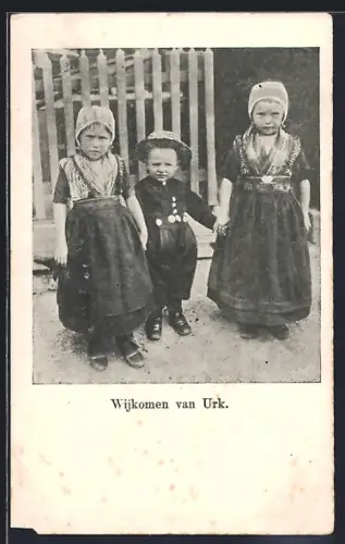 AK Urk, Zwei Mädchen und Knabe in Tracht