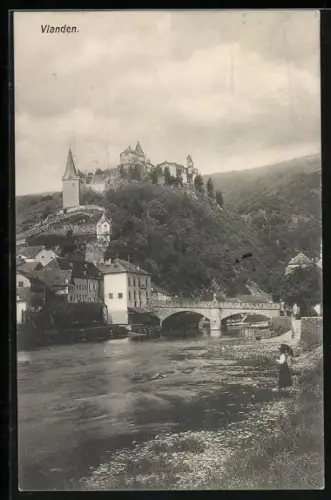 AK Vlanden, Ortsansicht mit Fluss und Dame am Ufer
