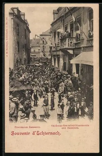 AK Echternach, Procession dansante, On donne des rafraichissements aux danseurs