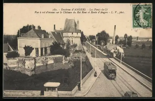 AK Angers, Vue a vol d`oiseau sur le Chateau du Roi Rene, Strassenbahn