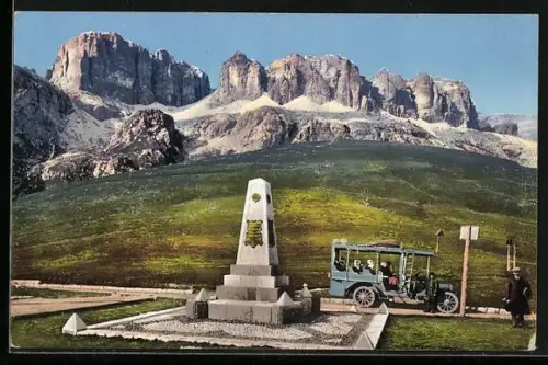AK Pordoijoch, Obeliskendenkmal mit Omnibus an der Dolomitenstrasse