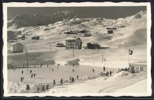 AK Inner-Arosa, Eisbahn mit Schlittschuhläufern