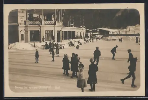 AK Davos, Eisbahn mit Schlittschuhläufern im Winter