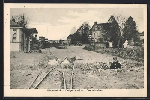 AK Guignicourt, Kleinbahnhof mit Granatenloch