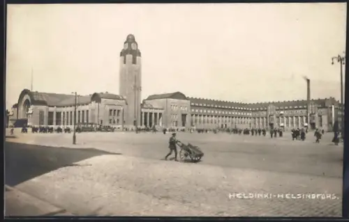 AK Helsinki, Bahnhof von der Strasse aus, mit Gepäckträger