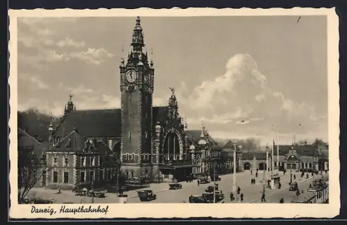 AK Danzig / Gdansk, Passanten auf dem Vorplatz des Bahnhof