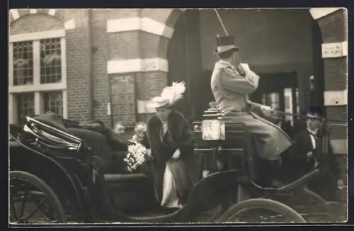 Foto-AK Haarlem, Königin von den Niederlanden besteigt eine Kutsche