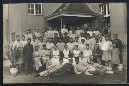 Foto-AK Hofgeismar, Weltkriegs-Lazarett, Soldaten und Krankenschwestern