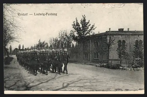 AK Rastatt, Ludwig-Festung, Soldaten beim Exerzieren