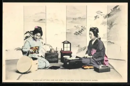 AK O-Koto-San returns home and chats to her Mais while partaking of supper, zwei Geishas auf dem Bosen sitzend