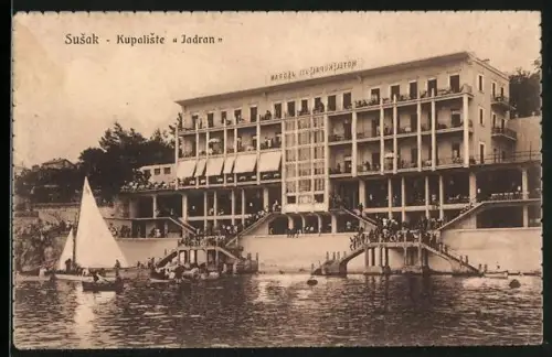 AK Susak, Hotel Kupaliste Jadran, davor Segelboot