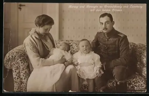 AK Herzog und Herzogin zu Braunschweig u. Lüneburg mit den beiden Prinzen auf der Couch