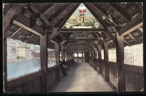 AK Luzern, Inneres der Kapellbrücke mit Mann