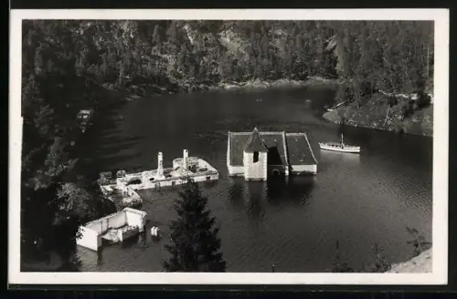 AK Alt-Vöttau, Kirche im Stausee unterhalb des Wasserspiegels mit einem Ausflugsdampfer