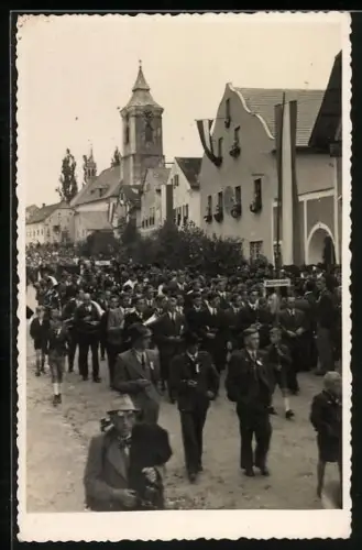 Foto-AK Putzleinsdorf, Musikfest 1949, Parade im Ort