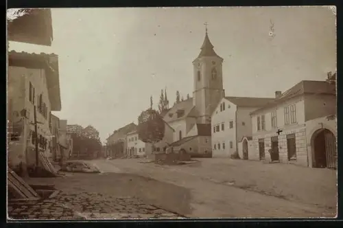 AK Putzleinsdorf, Strassenpartie mit Blick auf die Kirche