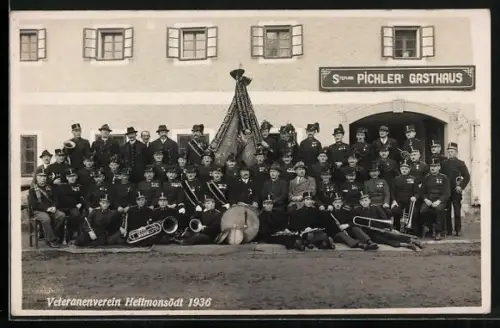 AK Hellmonsödt, Veteranenverein vor Stephan Pichlers Gasthaus im Jahr 1936