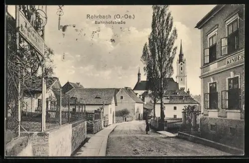 AK Rohrbach /O.-Oe., Bahnhofstrasse mit Blick zur Kirche