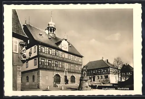 AK Staffelstein / Mainthal, Marktplatz mit Denkmal & Rathaus