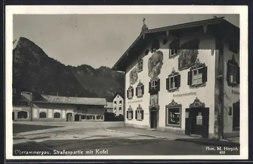 AK Oberammergau, Strassenpartie mit Kofel