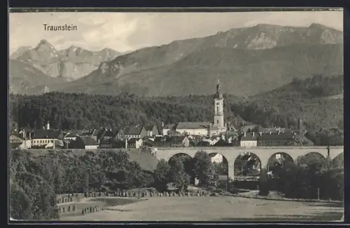 AK Traunstein, Stadtansicht, Kirche, Eisenbahnviadukt, Alpenpanorama