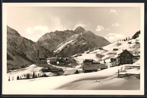 AK Hirschegg / Kleinwalsertal, Ortsansicht mit Widderstein