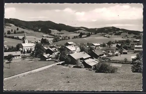 AK Wengen im Allgäu, Ortsansicht mit Kirche und umliegender Landschaft