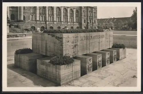 AK München, Denkmal für die im Weltkrieg gefallenen 13000 Münchener Soldaten im Hofgarten