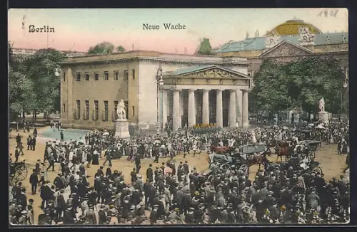 AK Berlin, Neue Wache, Menschenmenge vor dem Denkmal
