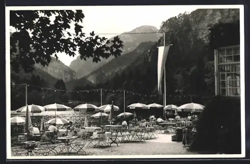 AK Berchtesgaden, Terrasse mit Sonnenschirmen und Bergblick