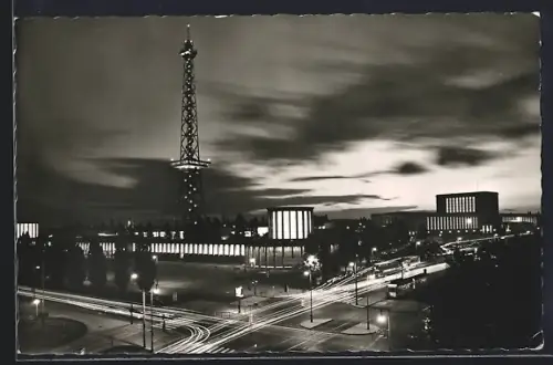 AK Berlin-Charlottenburg, Funkturm, Ausstellungshallen, Nachtaufnahme