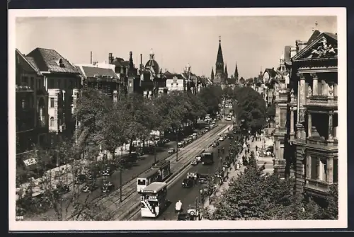 AK Berlin-Charlottenburg, Kurfürstendamm, Strassenszene mit Strassenbahn und Kaiser-Wilhelm-Gedächtniskirche
