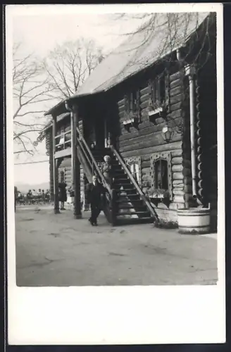 Foto-AK Berlin-Wannsee, Nikolskoe, Ehepaar an Gasthaus posierend