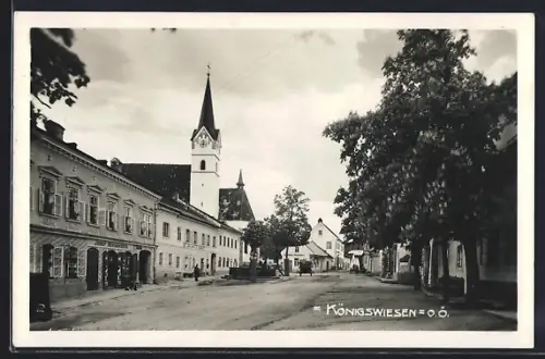 AK Königswiesen /O. Ö., Strassenpartie mit Kirche