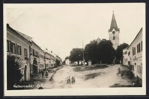 AK Hellmonsödt, Strassenpartie im Ortskern mit Kirche